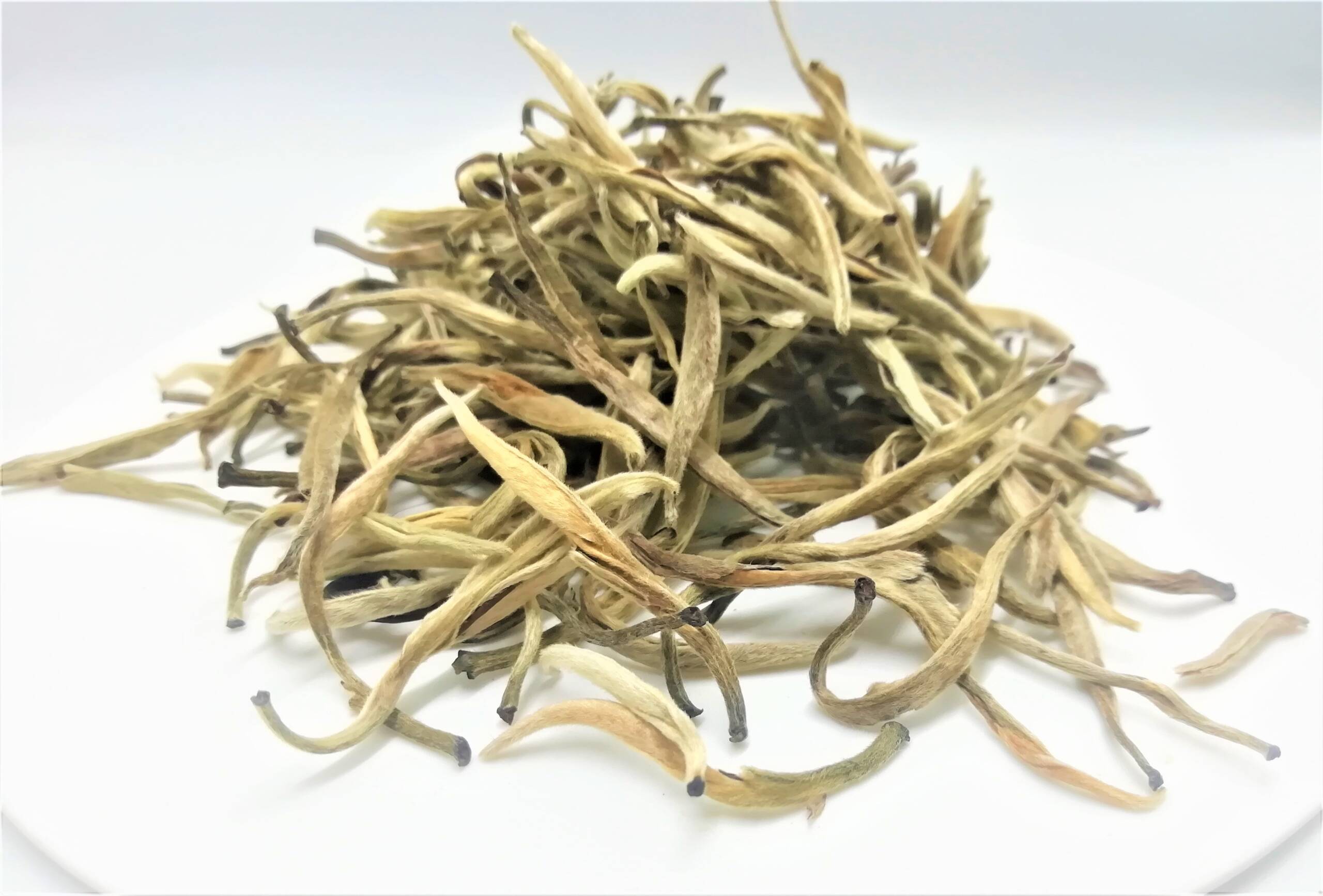 Китайский белый чай Лао Бай Хао Инь Чжень 100г. Китайский белый чай Лао Бай Хао Инь Чжень 100г. Очень интересный образец выдержанного белого чая 2016 года для искушенных ценителей. Серебряные иглы с белым ворсом. Высочайшего качества