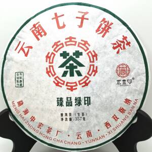 Шен Пуер Юньнань Менхай Зелена Печатка 357г сировина старі чайні дерева, що ростуть в області Менхай Юньнань. Виготовлений державним заводом Zhong Hong Cha Chang Shuang Ban Na Юньнань. Закладено 2021р.