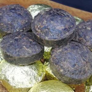 Чай шу пуер Скарб Нації 2014р 100г Чай шу пуер Скарб Нації порційний 7г 2014г 100г 160грн Чай шу пуер Скарб Нації 7г 2014 року вироблено в провінції Юннань громада Цзіньші, місто Куньмін, фабрикою Hunan Xiangfeng Tea Industry Co., Ltd, China в 2014 роц