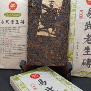 Шен Пуэр Іу Лаошен 2010р Шен Пуер Іу Лаошен сировина чайних дерев поселення поселення Менгла Іу.
