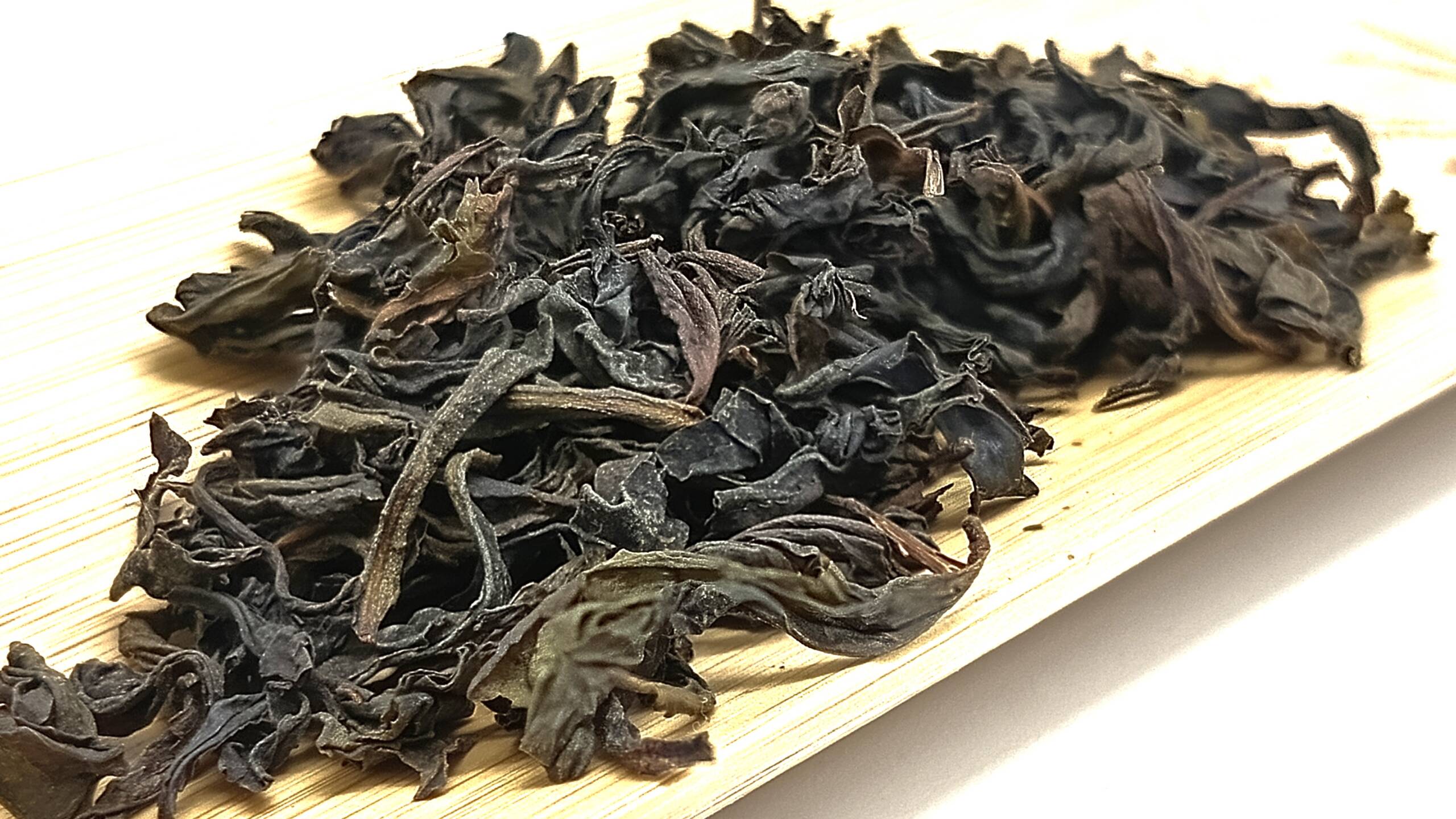 Да Хун Пао 0954228988 Китайський чай Да Хун Пао 300 грн – банку 100 г Варіант Дахун Пао легкої дуже делікатного томлення в ароматі нотки чорного українського хліба.Зовнішній вигляд листа темно зелений в проливах стає болотно зеленого кольору що вказує на високу якість. Чай витримує понад 6 проливів. Має релаксаційний вплив.