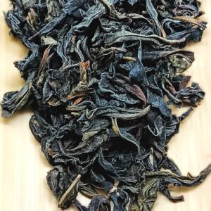 Китайський чай Да Хун Пао 300 грн – банку 100 г Варіант Дахун Пао легкої дуже делікатного томлення в ароматі нотки чорного українського хліба.Зовнішній вигляд листа темно зелений в проливах стає болотно зеленого кольору що вказує на високу якість. Чай витримує понад 6 проливів. Має релаксаційний вплив.