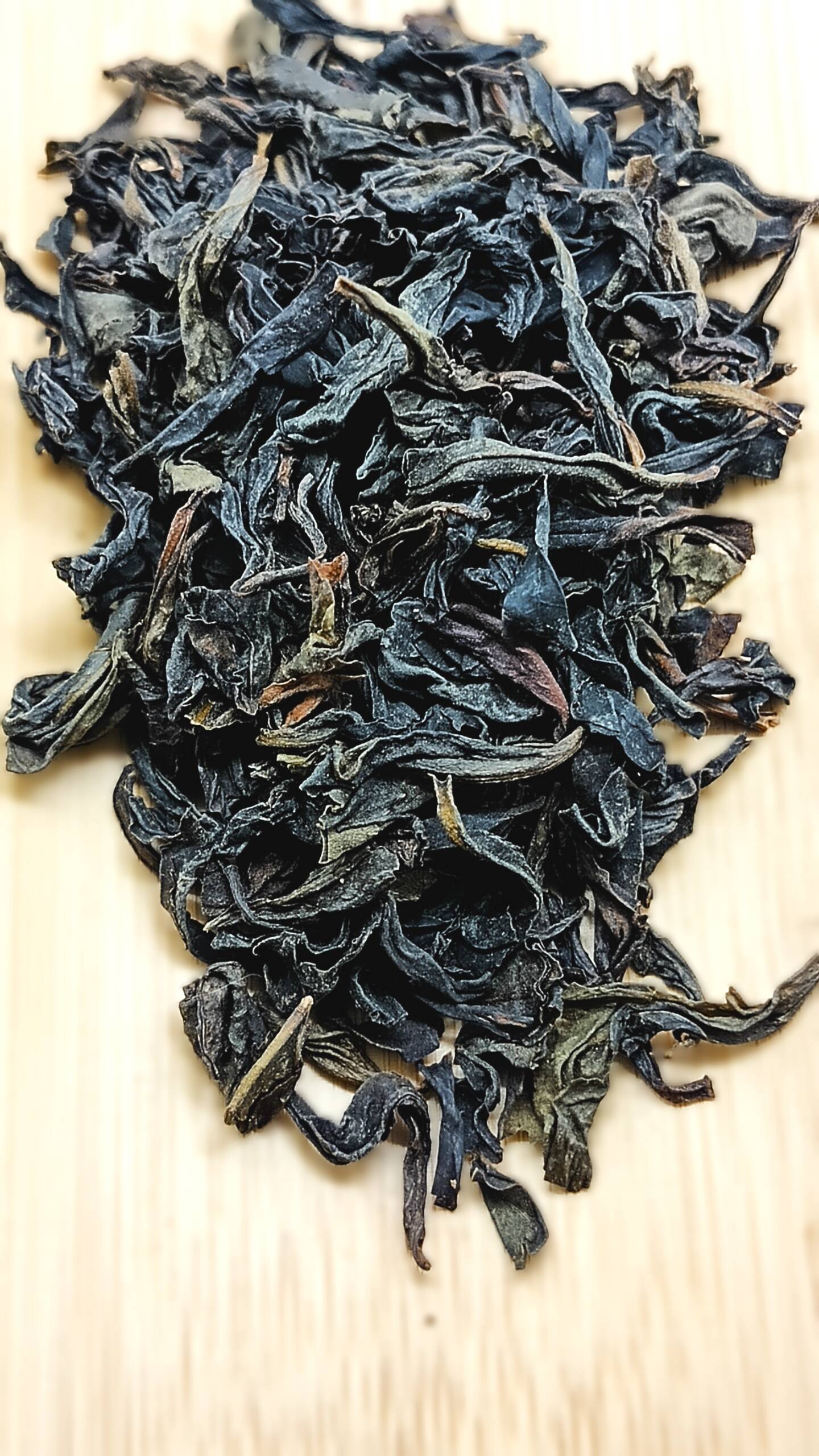 Да Хун Пао Великий Красный халат 0954228988 Китайський чай Да Хун Пао 300 грн – банку 100 г Варіант Дахун Пао легкої дуже делікатного томлення в ароматі нотки чорного українського хліба.Зовнішній вигляд листа темно зелений в проливах стає болотно зеленого кольору що вказує на високу якість. Чай витримує понад 6 проливів. Має релаксаційний вплив.