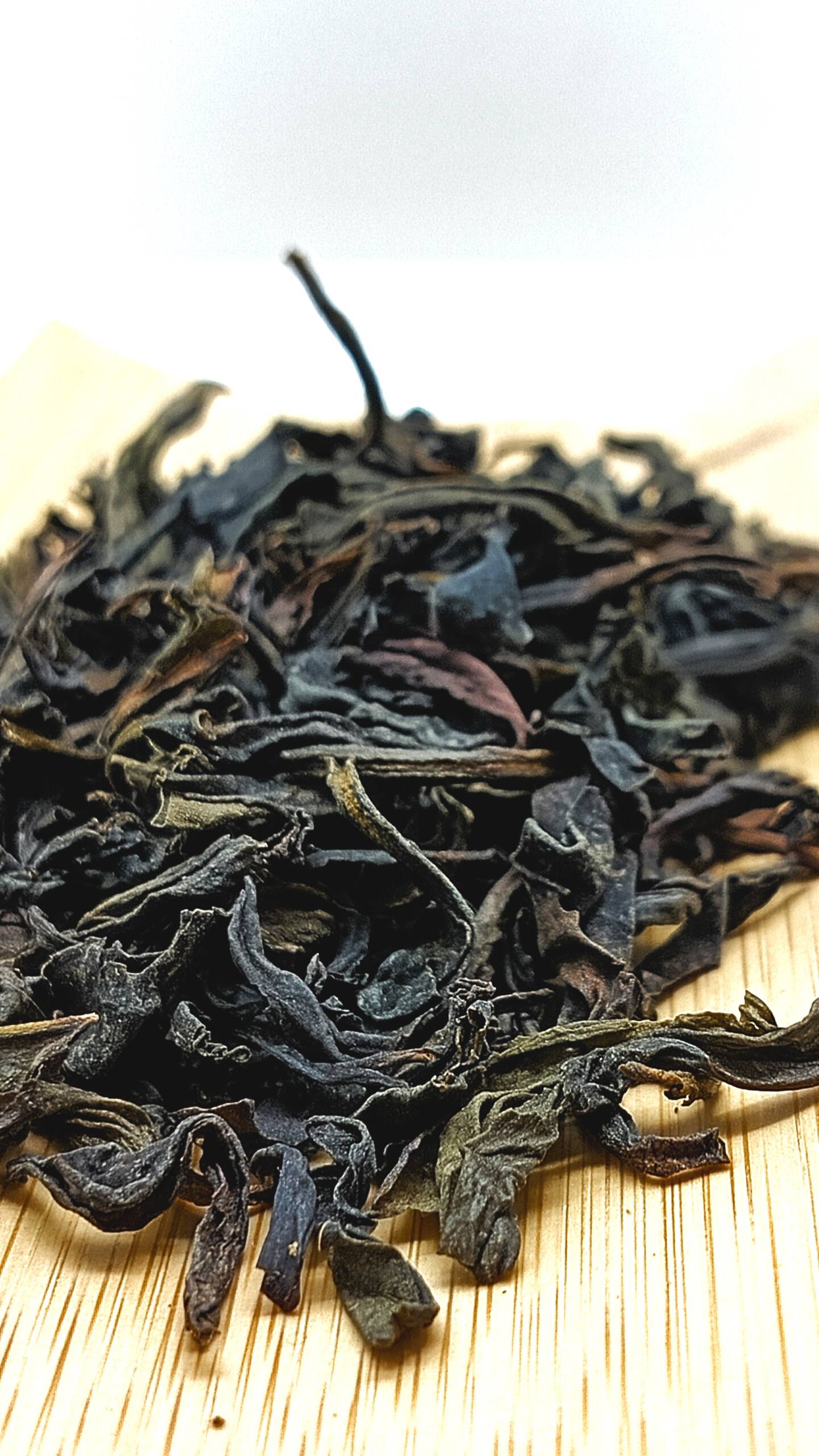 Да Хун Пао деликатной обжарки 0954228988 Китайський чай Да Хун Пао 300 грн – банку 100 г Варіант Дахун Пао легкої дуже делікатного томлення в ароматі нотки чорного українського хліба.Зовнішній вигляд листа темно зелений в проливах стає болотно зеленого кольору що вказує на високу якість. Чай витримує понад 6 проливів. Має релаксаційний вплив