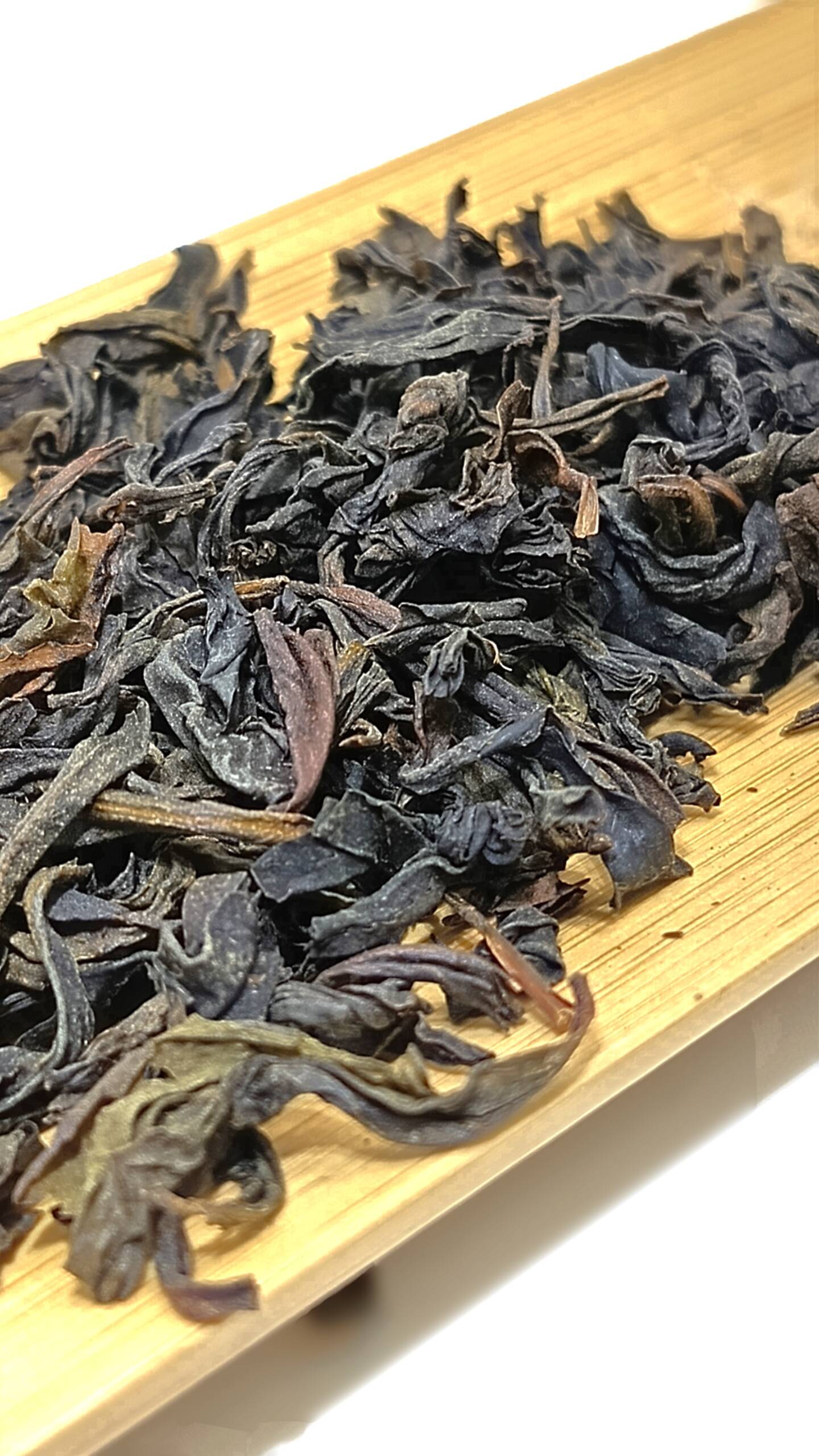 Тёмный улун Да Хун Пао 0954228988 Китайський чай Да Хун Пао 300 грн – банку 100 г Варіант Дахун Пао легкої дуже делікатного томлення в ароматі нотки чорного українського хліба.Зовнішній вигляд листа темно зелений в проливах стає болотно зеленого кольору що вказує на високу якість. Чай витримує понад 6 проливів. Має релаксаційний вплив