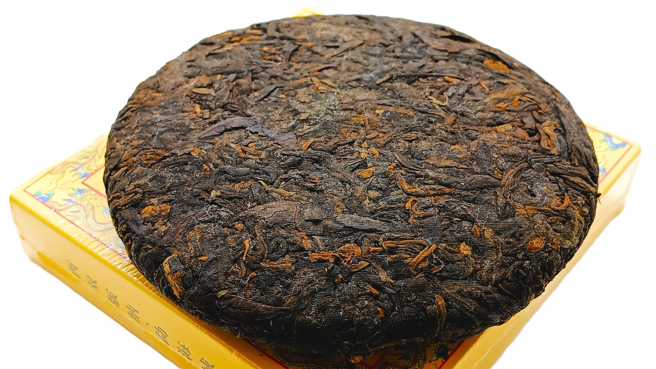 Шу Пуэр Чайный король Баньчжан2021г200г Шу Пуэр Чайный король Баньчжан Чайный Владыка Баньчжана завод Гуи 2021г 200г Шу Пуэр Чайный король Баньчжан элитный шу во вкусе которого нет земельного запаха и вкуса, здесь присутствует бархатные орехо дубовые ноты. Очень достойно выдерживает проливы становясь плотным и насыщенным не терпким. Прекрасно подойдёт людям которые уже понимают что такое хороший чай. С точки зрения административных границ местность сбора находится на территории где проживает народность Булан. По одной из версий культивация чая приписывается именно этой народности. Находится она в уезде Менхай с средней высотой 1700 метров. Шу Пуэр Чайный король Баньчжан, произведён заводом Гуи 2021г специально для участия в Фестивале спелого чая. Каждый блин упакован в отдельную коробку с наличием коллекционного сертификата. Шу Пуэр Чайный король Баньчжан2021г200г Шу Пуэр Чайный король Баньчжан Чайный Владыка Баньчжана завод Гуи 2021г 200г Шу Пуэр Чайный король Баньчжан элитный шу во вкусе которого нет земельного запаха и вкуса, здесь присутствует бархатные орехо дубовые ноты. Очень достойно выдерживает проливы становясь плотным и насыщенным не терпким. Прекрасно подойдёт людям которые уже понимают что такое хороший чай. С точки зрения административных границ местность сбора находится на территории где проживает народность Булан. По одной из версий культивация чая приписывается именно этой народности. Находится она в уезде Менхай с средней высотой 1700 метров. Шу Пуэр Чайный король Баньчжан, произведён заводом Гуи 2021г специально для участия в Фестивале спелого чая. Каждый блин упакован в отдельную коробку с наличием коллекционного сертификата.