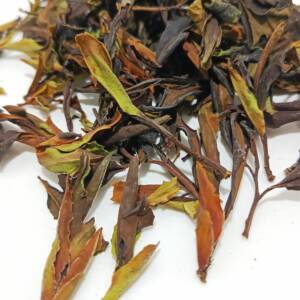 Бай Му Дань Белый пион Дикий белый Юньнань Юндэ Дасюэшань с древних деревьев  Бай Му Дань Белый пион Дикий белый чай — очень нежный белый чай и в то же время насыщен ароматом в сравнении с плантационным чаем. Та же тенденция и во вкусе в сравнении с классическим даже первосортным Бай Му Данем вкус и его палитра, глубина и послеакусие умноженная на два. Во время весеннего сбора он проходит минимальную ферментацию — не более 5%, в результате которой внешний вид сухого чая остается практически неизменным. Легкая и быстрая обработка сохраняет естетсвенный аромат чайного куста, и мы получаем Бай му дань. Это белый чай в этом варианте собранный в деревне Юндэ Дасюэшань Бай Му Дань — сильнейший природный антиоксидант. При регулярном употреблении он замедляет процессы старения организма, укрепляет иммунитет, повышает эластичность стенок сосудов и улучшает состояние кожи. Вкус свежий, цветочный, с пряным цитрусовой ноткой и молоденьких берёзовых почек. Послевкусие свежее, цветочное, цитрусовое. Для тех кто дочитал до этого момента – предупреждение. Поскольку белый чай содержит кофеин (как и все чаи из листа камелии китайской), не рекомендовано давать его маленьким детям. Беременные и кормящие женщины должны употреблять белый чай в ограниченных количествах (не более 2 чашек в день). Также с осторожностью этот напиток нужно пить людям, имеющим повышенную чувствительность к кофеину. Людям с гастритом или язвой, обострением почечных болезней и гипертонией следует употреблять белый чай с осторожностью или вовсе исключить его из своего рациона. Рекомендации по завариванию. Для заваривания лучше всего использовать чайник или гайвань из качественной керамики. Хорошо подходит посуда, изготовленная из стекла, которую в течение полуминуты прогревают горячей водой. Для выдержанного белого чай прекрасно подходит чайник из исинской глины. Для заварки нельзя использовать крутой кипяток. Идеальной считается температура не более 85 градусов. Использование менее теплой воды приводит к тому, что вкусовые качества продукта не раскрываются в полной мере. В таком случае напиток получается несколько пресным. Для правильной заварки на 7 граммов чая нужно 150-200 мл воды.Напиток может настаиваться и проливаться не один раз, но время приготовления при этом увеличивается с каждой последующей заваркой. Первый пролив для данного варианта чая стоит  выдержать около 30 секунд